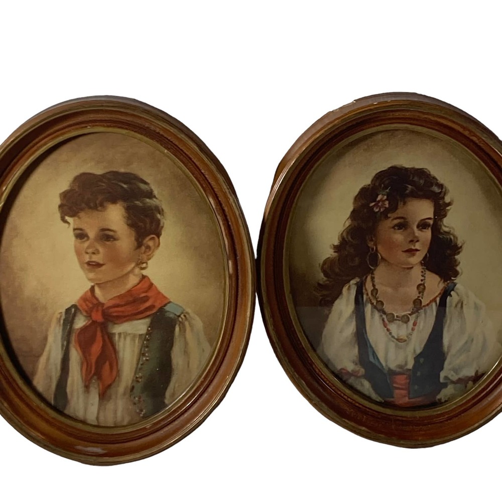 Vintage - Chiko and Elena - Oval Wooden Frames -  - 1940s‎